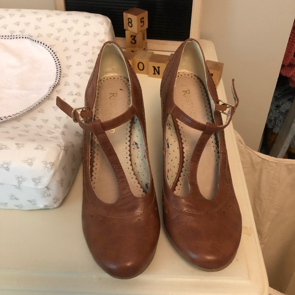 Restricted T strap wedges